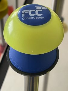 Seta protectora azul y amarilla con logotipo